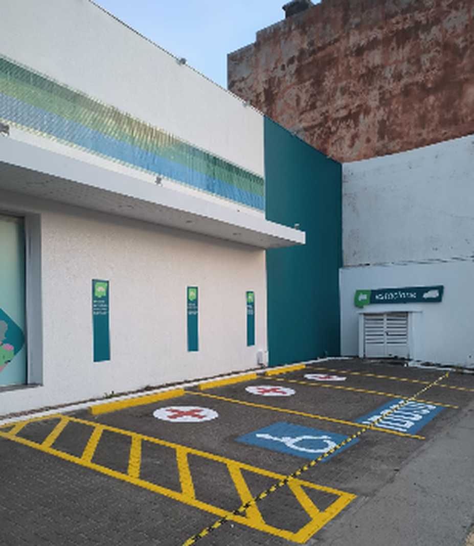 Estacionamento e fachada de farmácia
